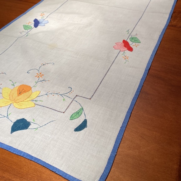 VINTAGE table runner from the 1950’s. Appliqué daffodils and tulips - Picture 3 of 6